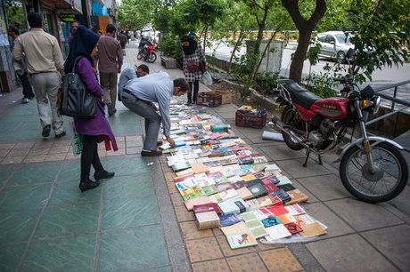 پاکسازی خیابان انقلاب از دستفروشان کتاب